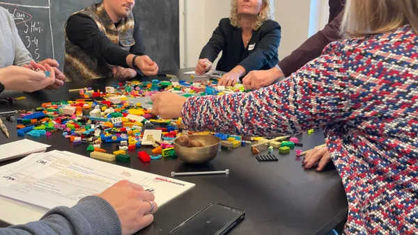 In Kleingruppe und mit BUCH: Einführung in LEGO Serious Play